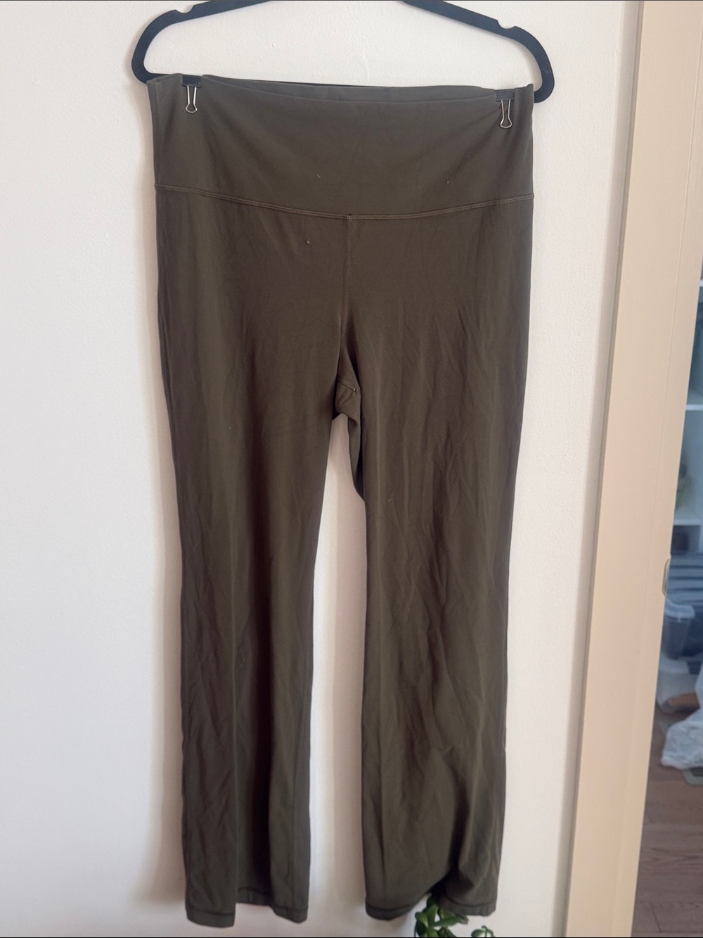 Aritzia (NEW WITHOUT TAGS) High-Rise Olive Green Yoga Pants for Women